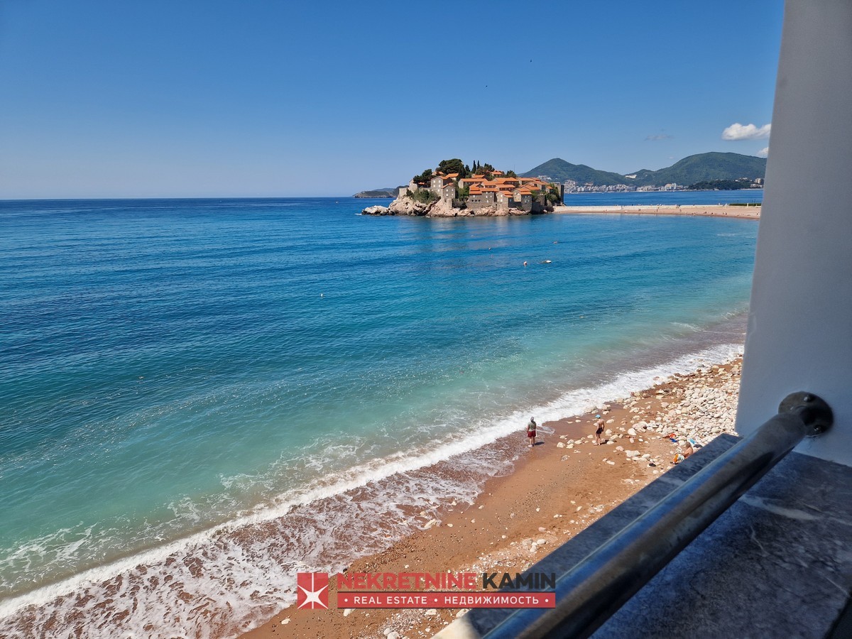 Izdaje se LUX dvosoban stan na I liniji, Sveti Stefan